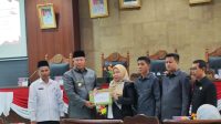 Usai Pengambilan Persetujuan Bersama, Bupati Kabupaten Kepulauan Anambas, Abdul Haris Bersama Ketua DPRD Anambas, Hasnidar Foto Bersama, Rabu(31/7).