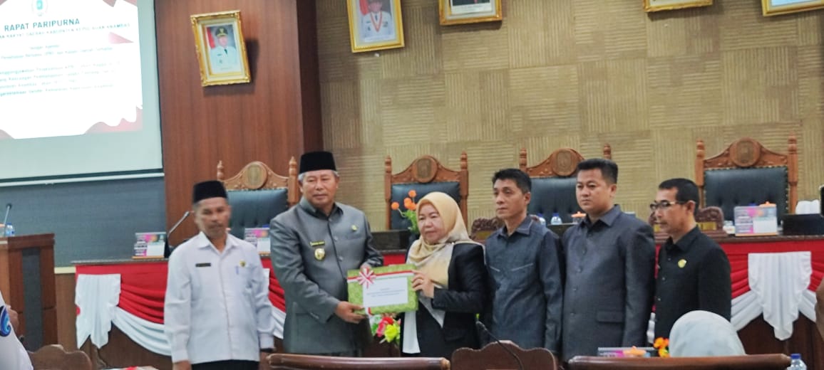Usai Pengambilan Persetujuan Bersama, Bupati Kabupaten Kepulauan Anambas, Abdul Haris Bersama Ketua DPRD Anambas, Hasnidar Foto Bersama, Rabu(31/7).