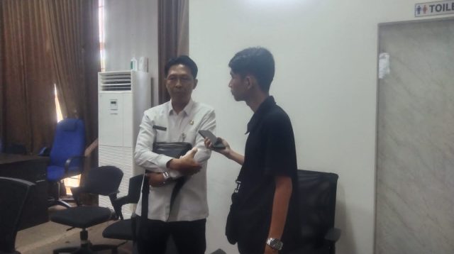 Sekretaris DPUPRP Kepri, Rody Yantari (baju kemeja putih) Saat Diwawancara, Rabu(7/8).
