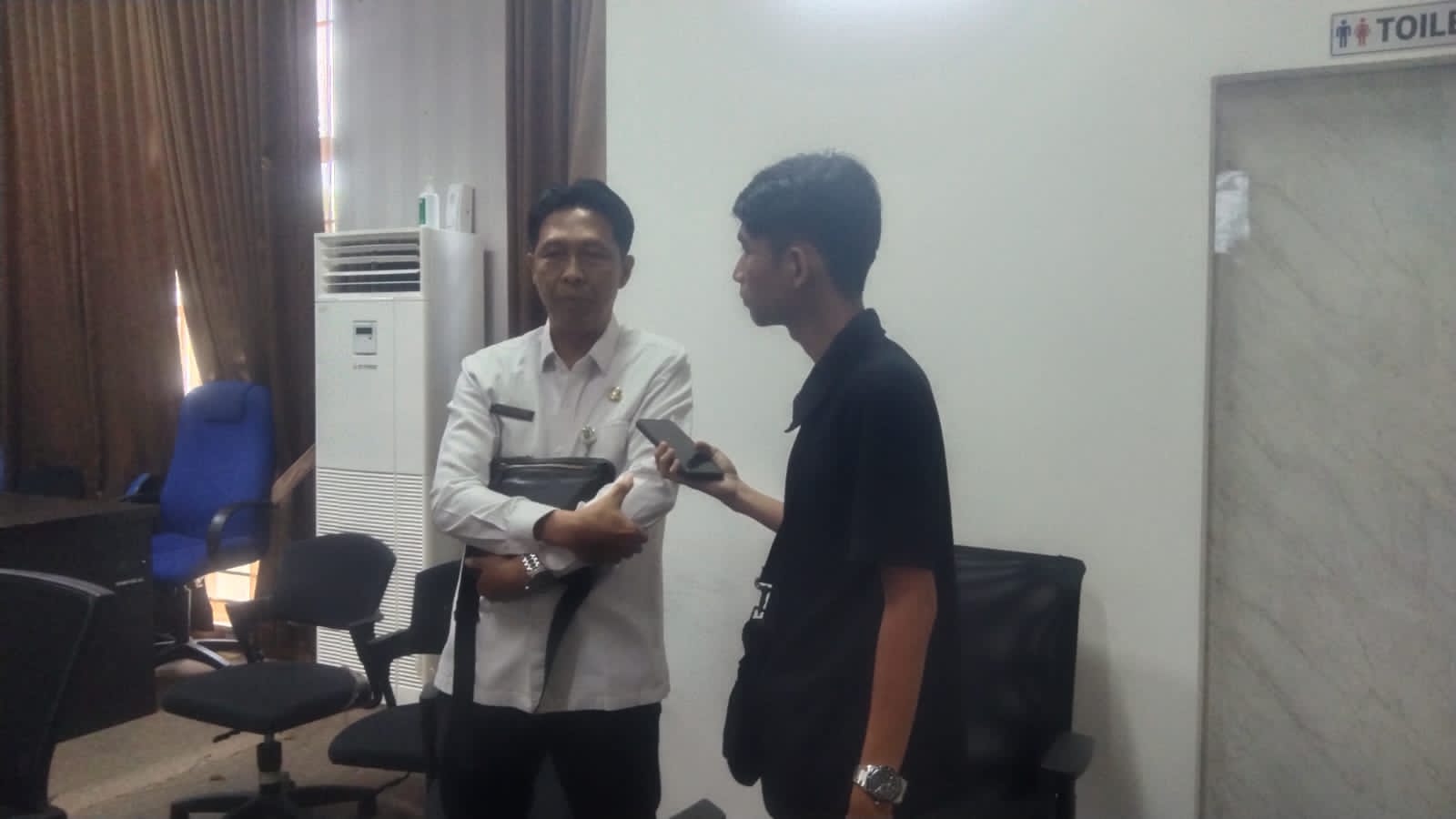 Sekretaris DPUPRP Kepri, Rody Yantari (baju kemeja putih) Saat Diwawancara, Rabu(7/8).