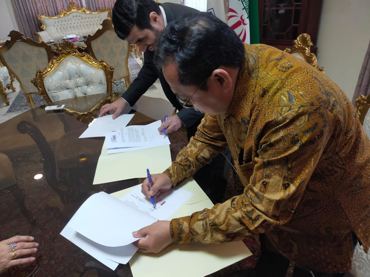 Penandatanganan Mou Antara Konselor Kebudayaan Kedutaan Besar Republik Islam Iran Mohammad Reza Ebrahimi Dengan Ketua Umum Serikat Media Siber Indonesia (SMSI), Firdaus, Senin(12/8).